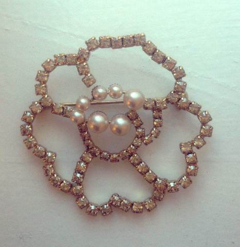 Pretty Bloom Gold Flower Pin - The Black Box Boutique